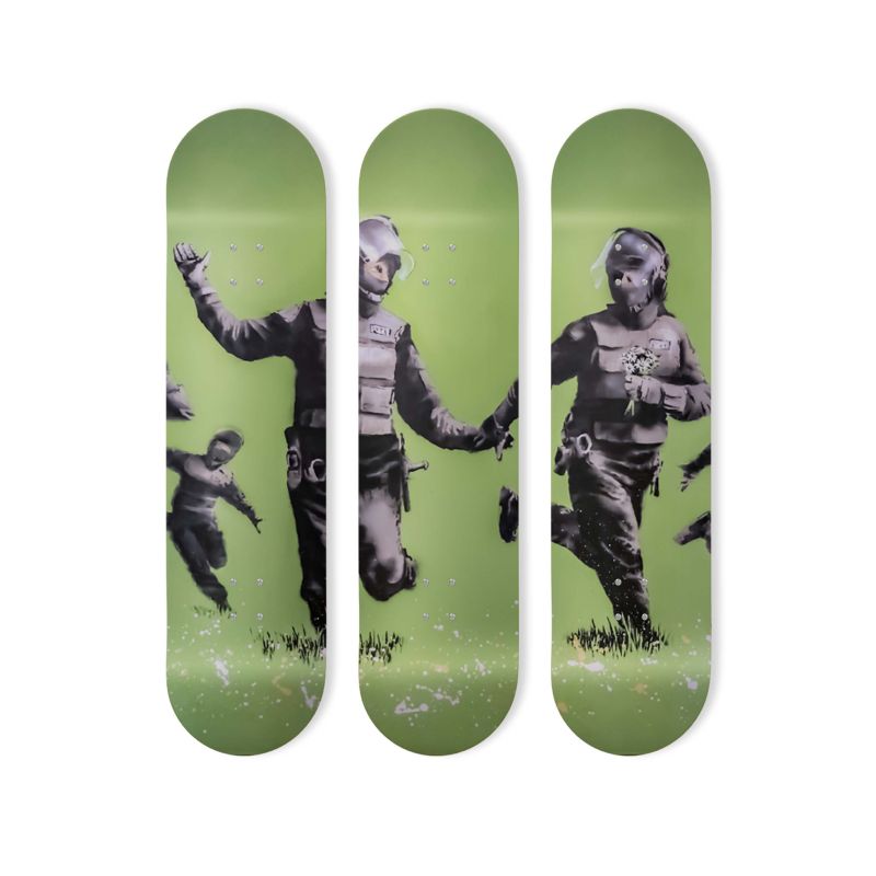 Skate Board décoration murale originale, Riot Police Flowers, Banksy street art Skate Board décoration murale originale, Riot Police Flowers, Banksy street art