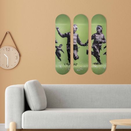 Skate Board décoration murale originale, Riot Police Flowers, Banksy street art Skate Board décoration murale originale, Riot Police Flowers, Banksy street art