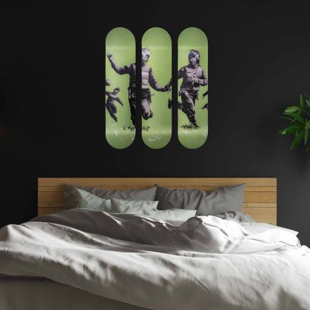 Skate Board décoration murale originale, Riot Police Flowers, Banksy street art Skate Board décoration murale originale, Riot Police Flowers, Banksy street art