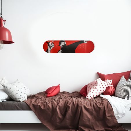 Skate Board décoration murale, Flower Thrower Rouge inspired by Banksy Skate Board décoration murale, Flower Thrower Rouge inspired by Banksy
