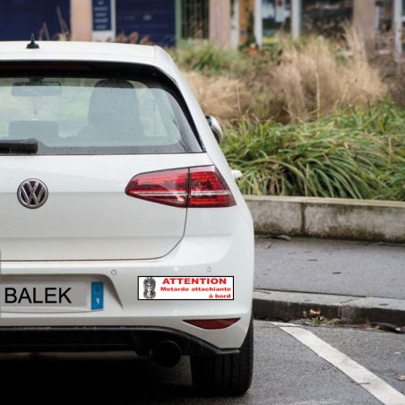 Autocollant rectangulaire “Motarde attachiante à bord” – format 5x20 cm